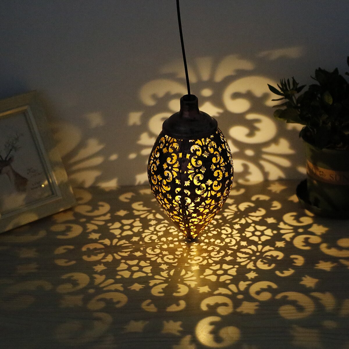 Solar Garden Light Metal Lantern Hanging Light Solar Lamp Outdoor Waterproof Landscape Light Retro Lantern Garden Lights Decor